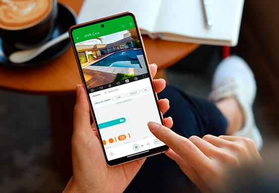 Pessoa vendo imagens de segurança no celular